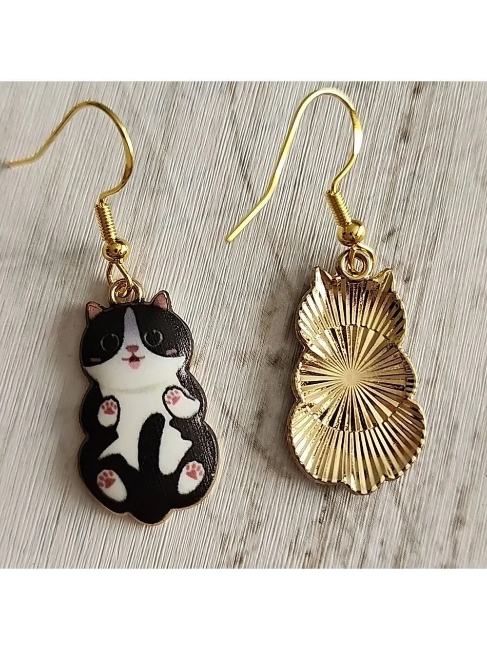 Playful Cat earrings Beautiful Enamel design 925S post EO